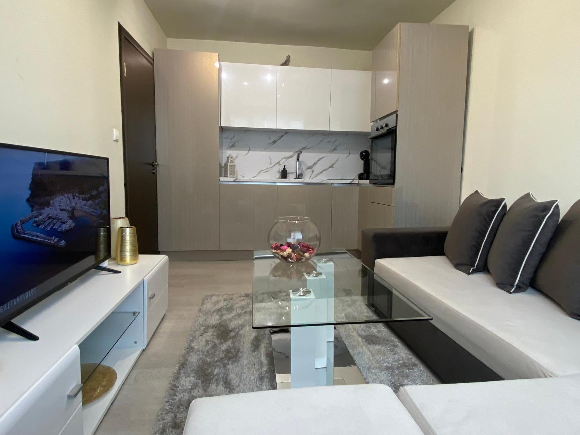Brand New And Modern Directly Next To The Metro Station Apartment *